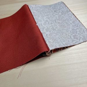 Beide Stoffteile für das Täschchen paarweise zusammengelegt