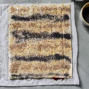 Blätterteig mit Sesam und Mohn bedeckt