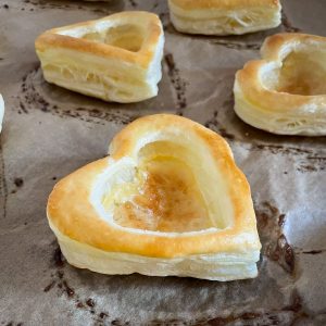 Gebackenes Blätterteig Herz mittig eingedrückt