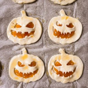 Blätterteig Kürbisse zusammengelegt mit Marmeladenfüllung