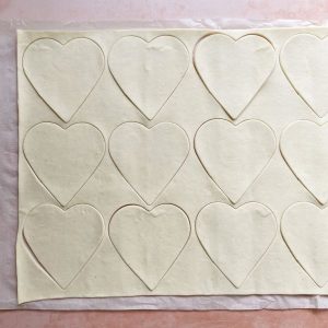 Herzen aus dem Blätterteig ausstechen