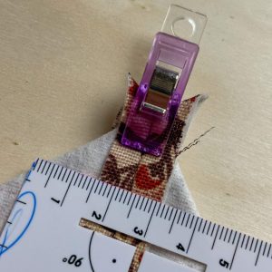 Eine Ecke vom Außenstoff ausgeformt und mit einem Lineal abgemessen