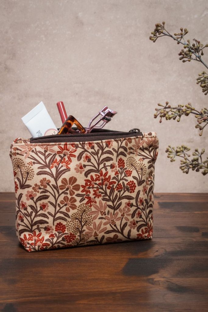 Gefüllte Kosmetiktasche auf einem Holztisch