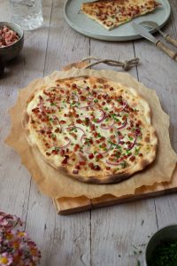 Elsässer Flammkuchen knusprig gebacken