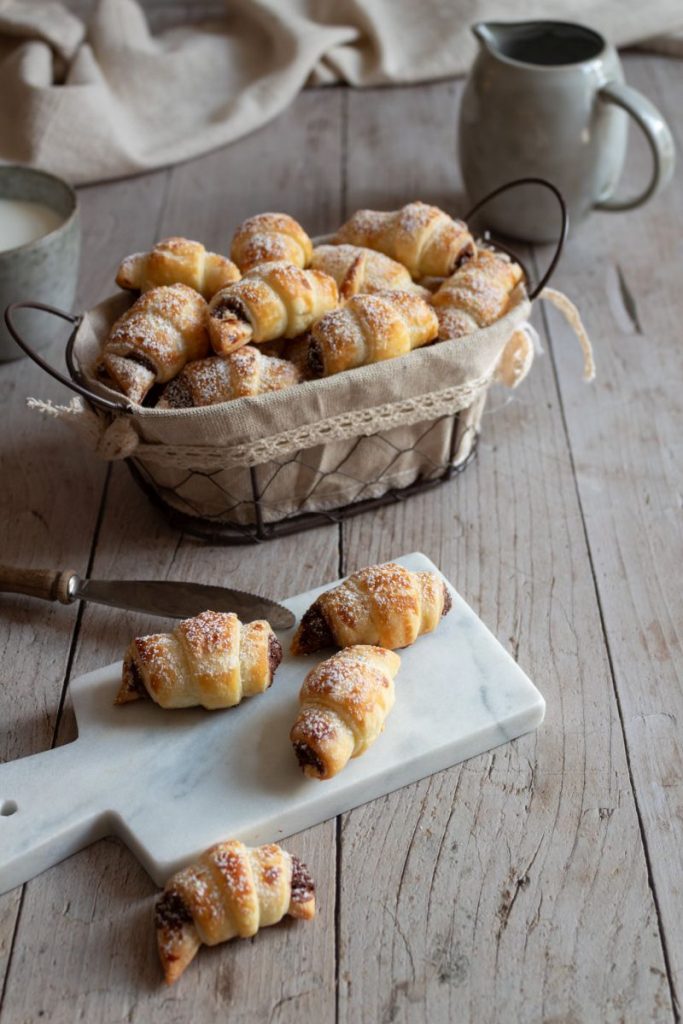 Gebackene mini Croissants aus Blätterteig