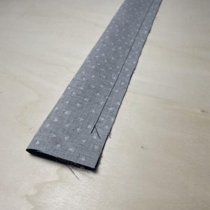 Stoffstreifen mit einem Geradstich zusammengenäht