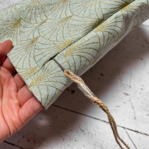 Kordel wird in den Tunnelzug eingefädelt