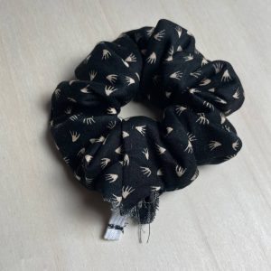 Gummiband im Scrunchie zusammengenäht