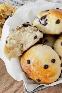 Ein halbes Schokobrötchen mit fluffigem Kern im Brotkorb