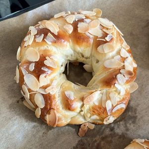 Fertig gebackener Hefekranz