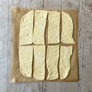 Teig für den Hefekranz vorbereiten und in acht Teile geteilt