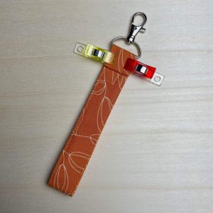 Karabiner fixiert am Schlüsselband mit Clips