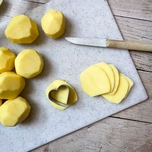 Kartoffeln für die Kartoffelchips vorbereiten