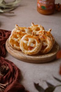 Kleine Blätterteig-Kürbisse mit Gesicht und mit Marmeladenfüllung