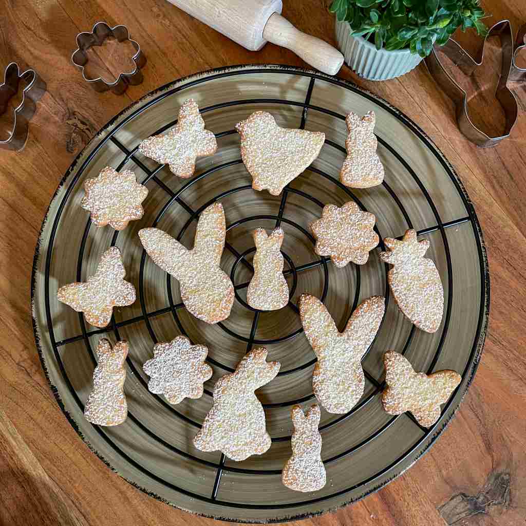 Osterpläzchen mit Puderzucker verziert auf einem Abkühlgitter
