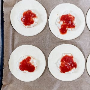 Vier Blätterteigkreise mit Béchamel-Mozzarella Creme und Tomatensauce