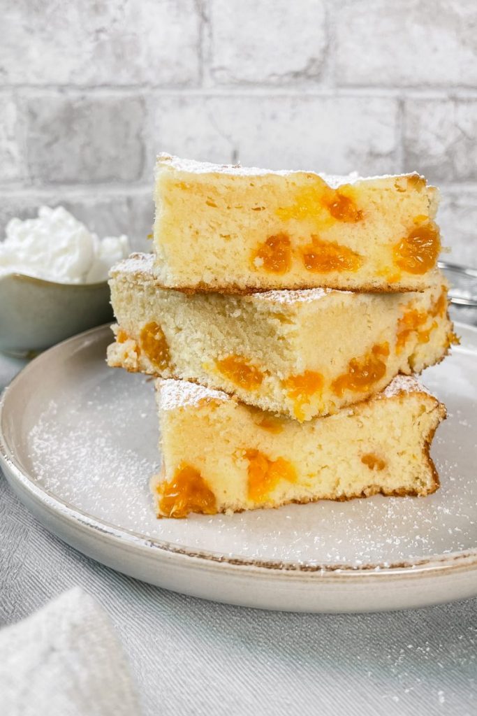 Drei Stücke Mandarinen-Kuchen übereinander gestapelt