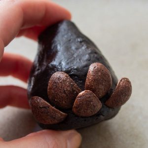 Fünf Schokoflakes im Oreo-Frischkäse-Kegel angeordnet