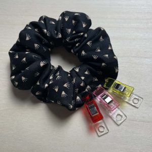 Wendeöffnung vom Scrunchie mit Clips verschlossen