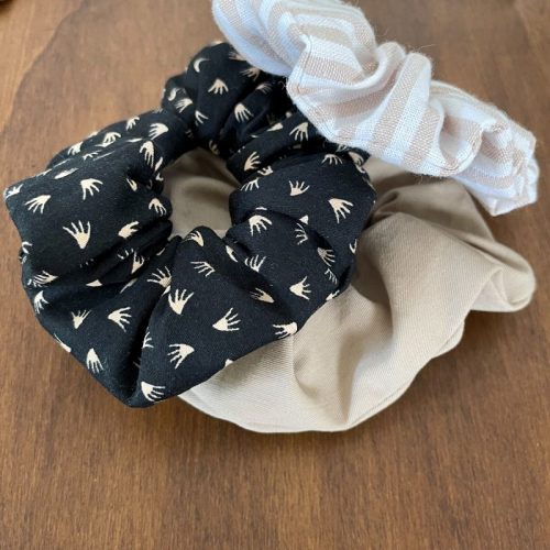 Drei Scrunchies übereinandergelegt