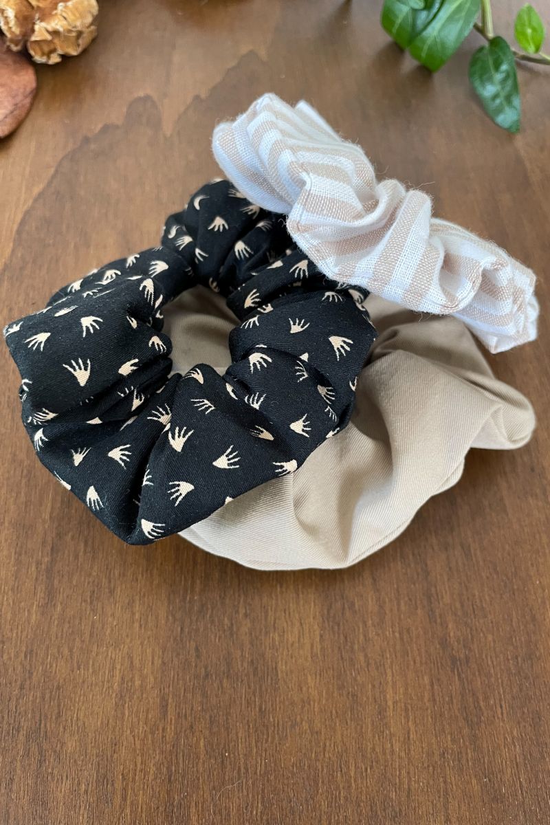 Drei Scrunchies übereinandergelegt
