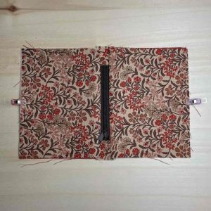 Beide Stoffteile auseinandergeklappt und bündig mit Clips fixiert