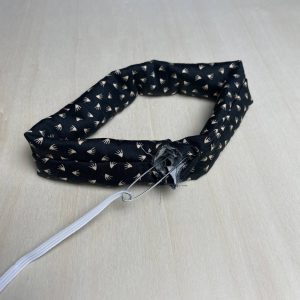 Gummiband durch den Scrunchie-Stoffschlauch fädeln