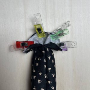 Stoffschlauch-Ende mit Stoffclips fixiert