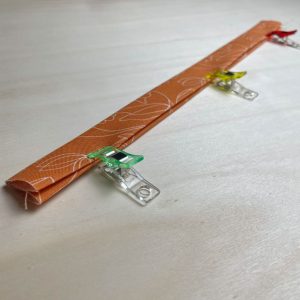 Stoffstreifen zusammengeklappt und mit Clips fixiert