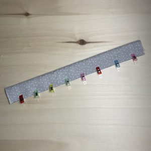 Stoffstreifen in der Mitte umgeklappt und mit Clips fixiert
