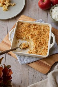 Frisch gebackener Apple Crumble auf einem Holzbrett