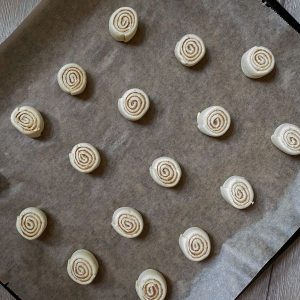 Zimtschnecken-Rollen aus Blätterteig auf einem Backpapier