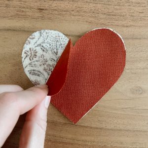 Zwei Stoff-Herzen links auf links aufeinandergelegt